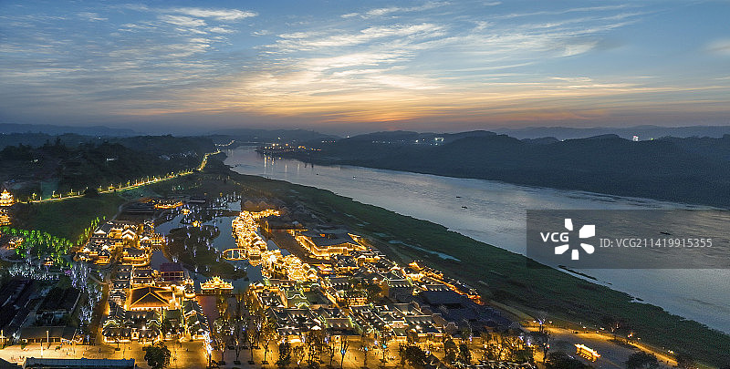 李庄夜景——璀璨的滨江古镇图片素材