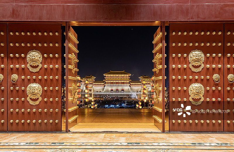 中式古建筑红色朱漆大门特性图片素材