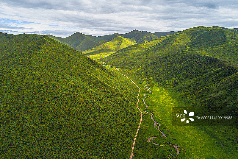 青海果洛州高原的山坡与交通图片素材