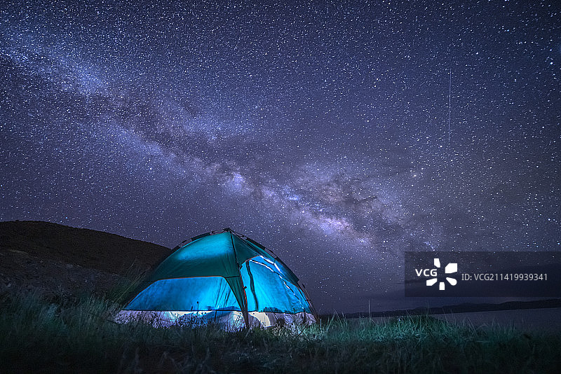 青海大柴旦翡翠湖星空下的露营帐篷基地图片素材