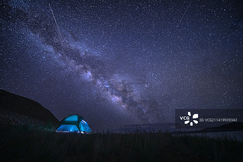 青海大柴旦翡翠湖星空下的露营帐篷基地图片素材