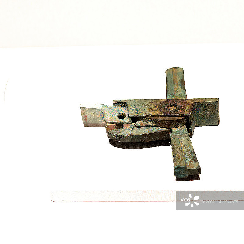 中国东汉兵器，鎏金羽纹铜弩机及线图图片素材