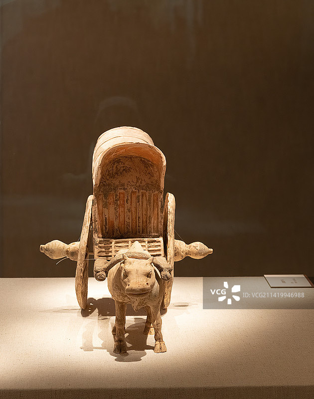中国唐代陶器，白陶牛车图片素材