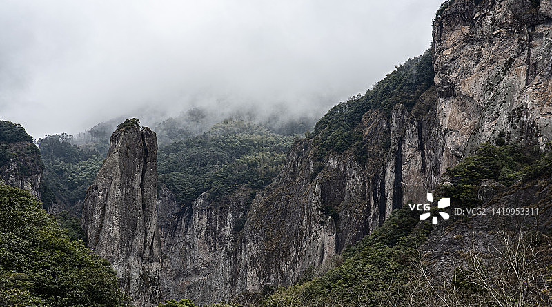 早春浙江省乐清雁荡山大龙湫景区剪刀峰图片素材