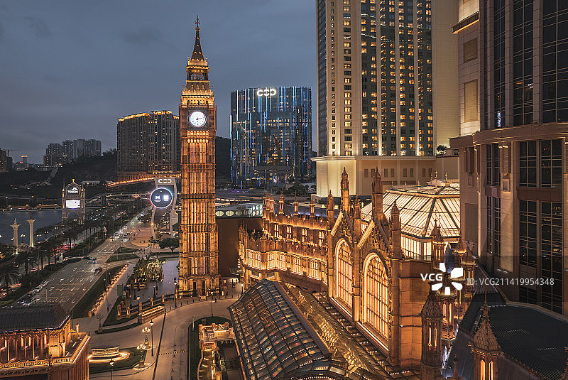 澳门伦敦人度假村酒店娱乐场城市夜景风光航拍图片素材