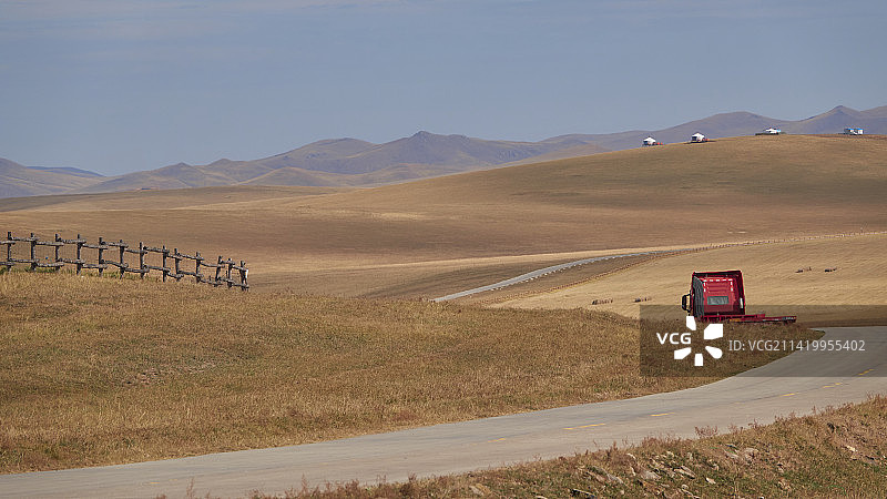 秋 - 草原上的红卡车图片素材