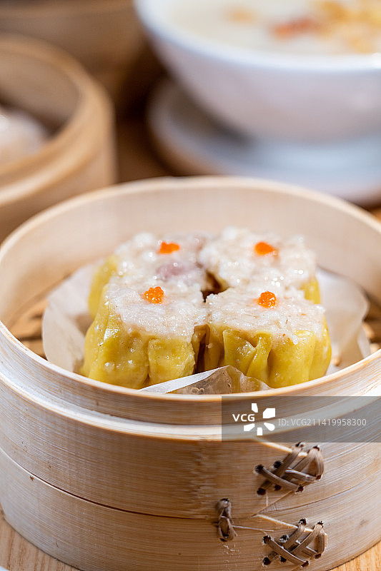 广东茶楼点心特色粤菜 - 蟹籽鲜虾干蒸烧卖图片素材