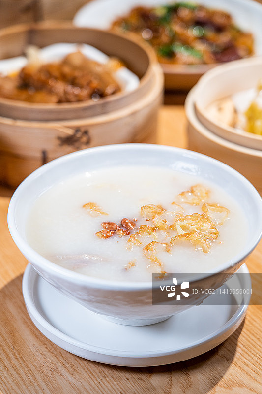 广东广州粤式广式早茶早点传统早餐艇仔粥图片素材