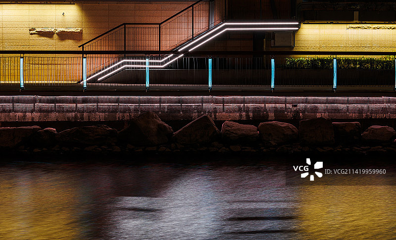 深圳内河布吉河美化后的河堤内步行栈道灯光景观图片素材