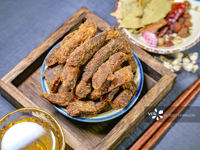 沙爹牦牛肉干选用咖喱辣椒粉等香料制品高原牦牛肉黄牛椒盐微辣五香沙茶酱风干南洋东南亚口味风干牛肉图片素材