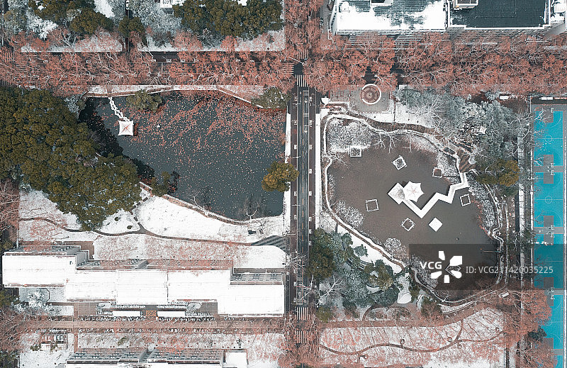 冬雪下的华中科技大学眼镜湖图片素材