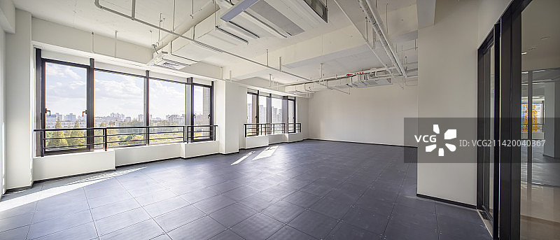 现代城市建筑内部空间空旷的办公室待招租图片素材