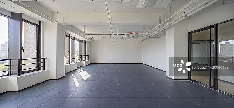 商场空旷的工装室内空间办公楼办公室图片素材