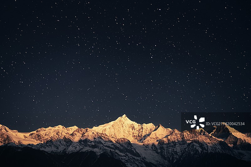 月照梅里金山图片素材