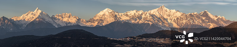 德钦县，梅里雪山，雾浓顶，清晨图片素材