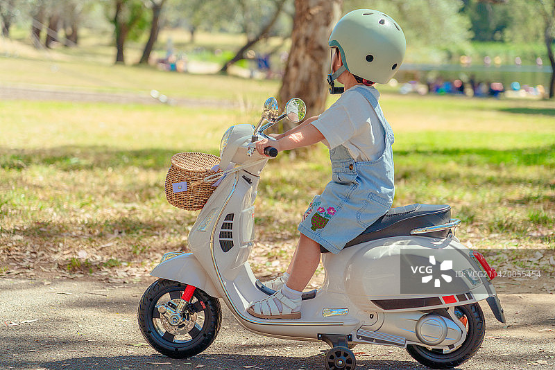 山湖树林小道开摩托车的小孩图片素材