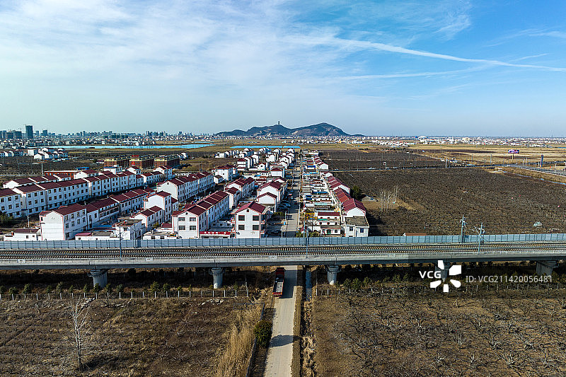 江苏省连云港市灌云县高铁线路上的乡村风光图片素材