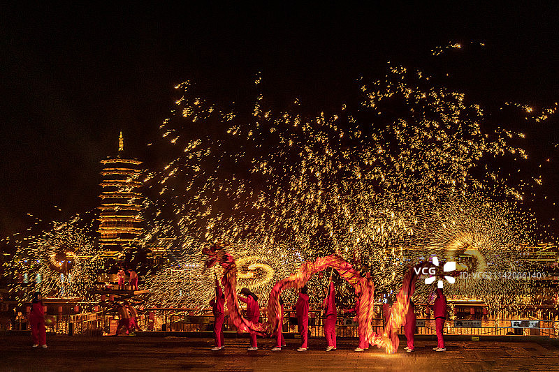 舞龙遇上打铁花图片素材