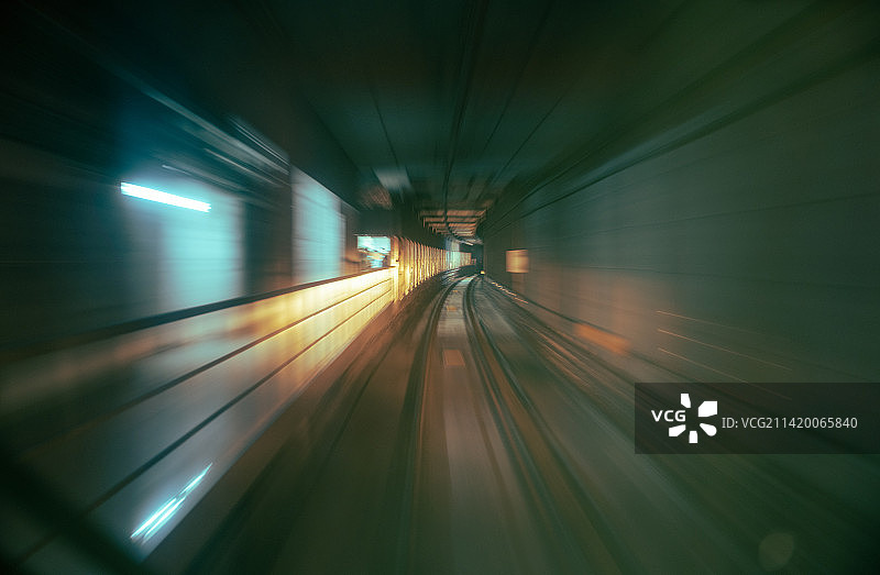 地铁里的动感模糊轨迹图片素材