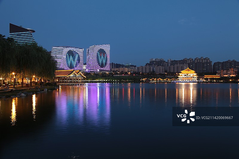 陕西西安曲江池遗址公园夜景图片素材