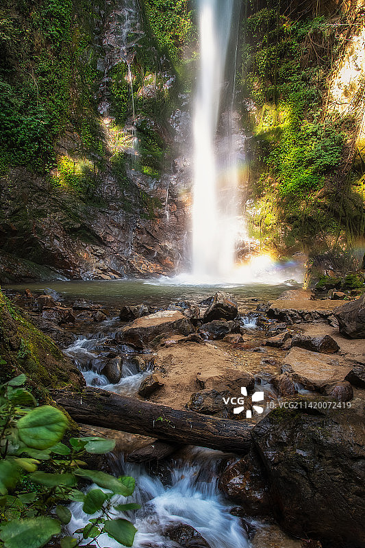 从天而降的云南瑞丽莫里瀑布平视图图片素材
