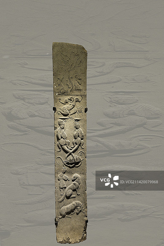 中国东汉时期文物，伏羲女娲画像砖图片素材