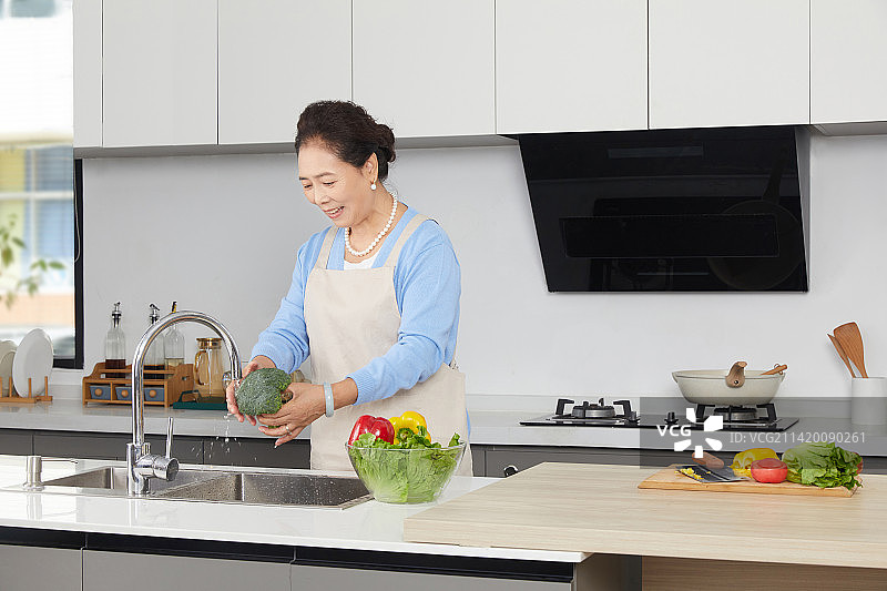 一个老年女性在厨房忙碌图片素材