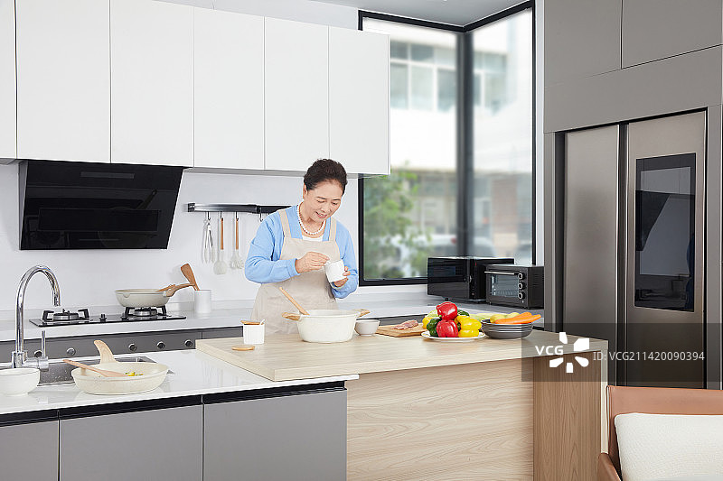 一个老年女性在厨房忙碌图片素材