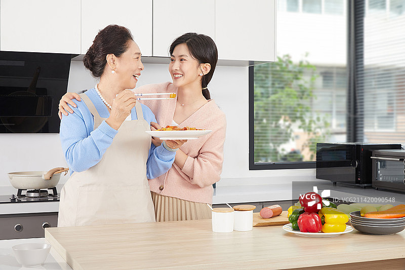 母女在厨房烹饪制作图片素材