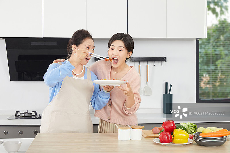 母女在厨房烹饪制作图片素材
