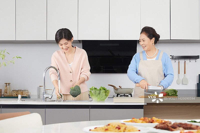 母女在厨房烹饪制作图片素材