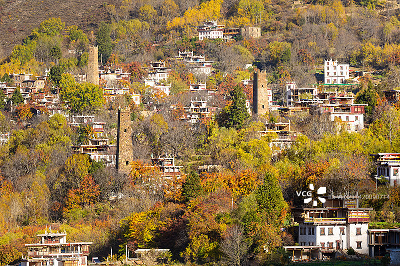 四川甘孜州丹巴县中路藏寨的古碉和藏房图片素材