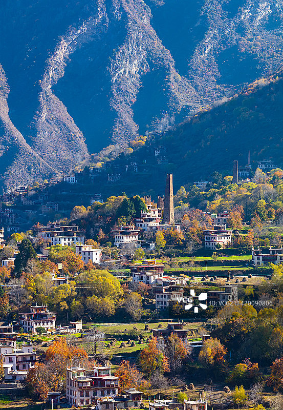 四川甘孜州丹巴县中路藏寨的古碉和藏房图片素材