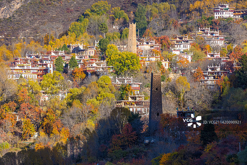 四川甘孜州丹巴县中路藏寨的古碉和藏房图片素材