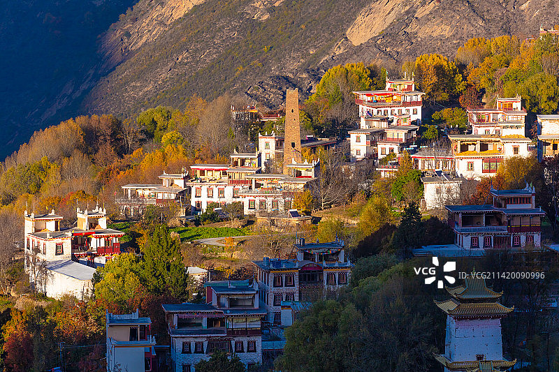 四川甘孜州丹巴县中路藏寨的古碉和藏房图片素材