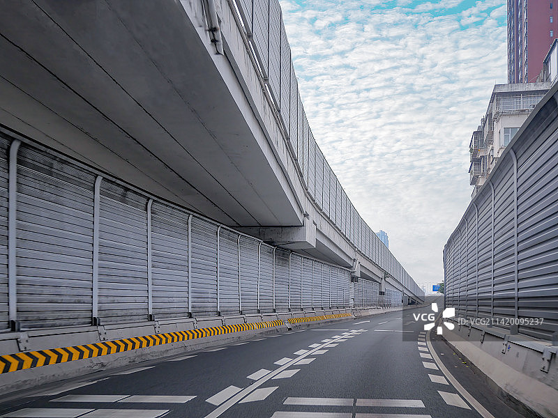 双层立交桥城市快速路上下桥位置匝道引桥沥青柏油路地面向前公路街景路况轿车海报汽车路面空镜主题背景素材图片素材