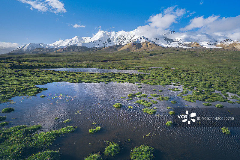 青海阿尼玛卿雪山下的水面和草坪图片素材
