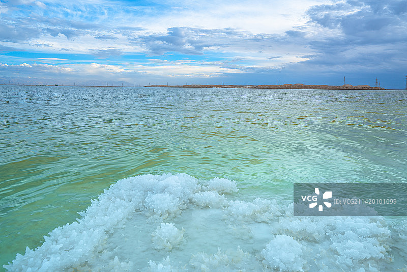 青海茫崖市翡翠湖的盐滩多彩湖面图片素材