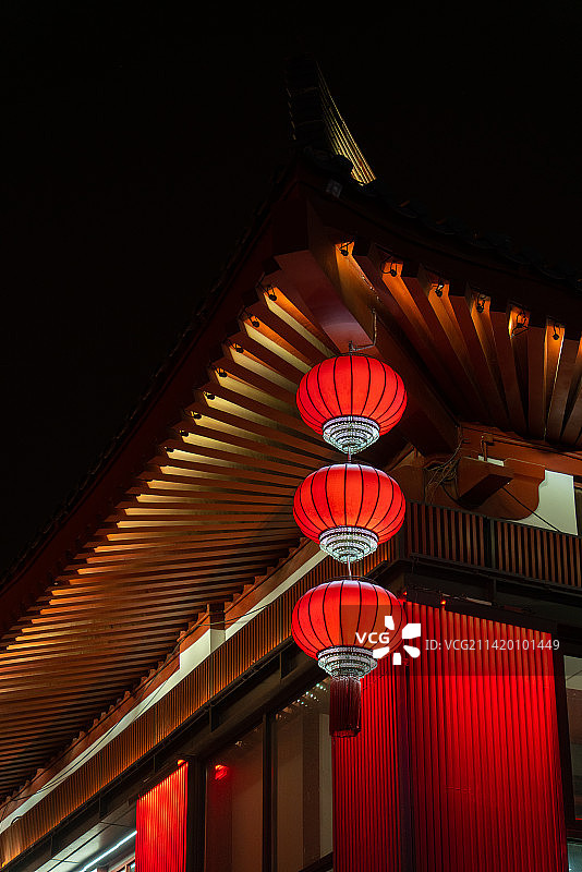 中式古典建筑上悬挂灯笼图片素材