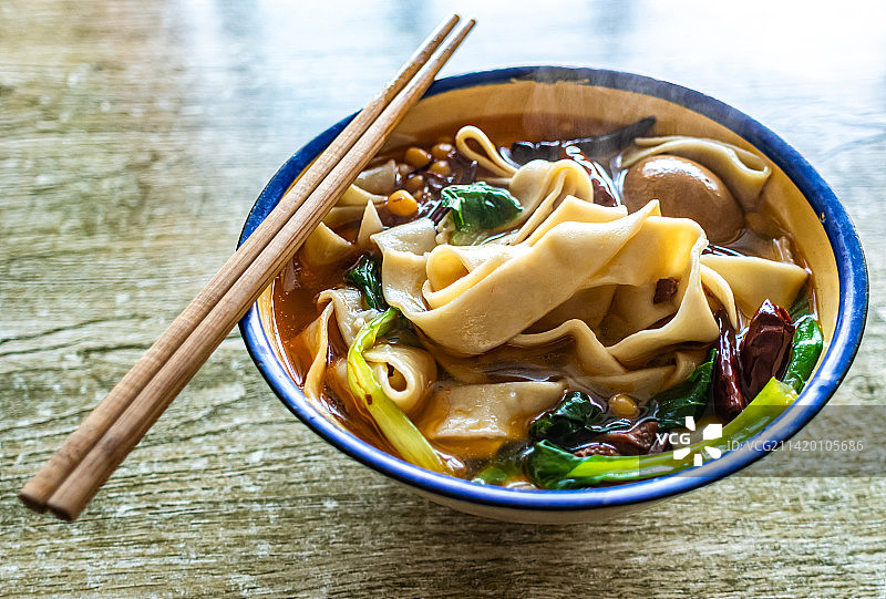 一碗正宗皖北太和牛肉板面特写镜头.中国传统面条特色美食安徽牛肉板面图片素材