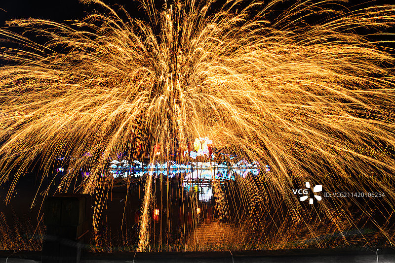 中国春节灯会民俗打铁花图片素材