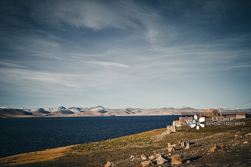 西藏山南普莫雍措湖边堆寺图片素材