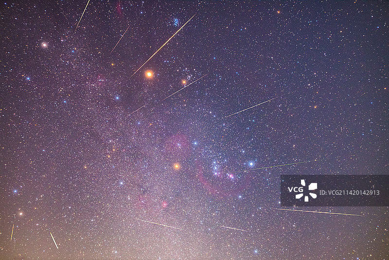 双子座流星雨划过猎户座图片素材