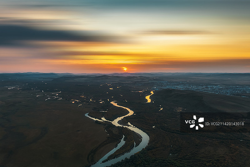 中国东北内蒙古呼伦贝尔大草原额尔古纳市额尔古纳湿地景区秋季日出航拍图片素材