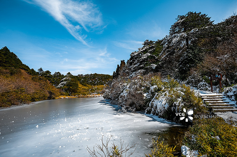雪后云雾中的江西上饶三清山三清宫景区图片素材