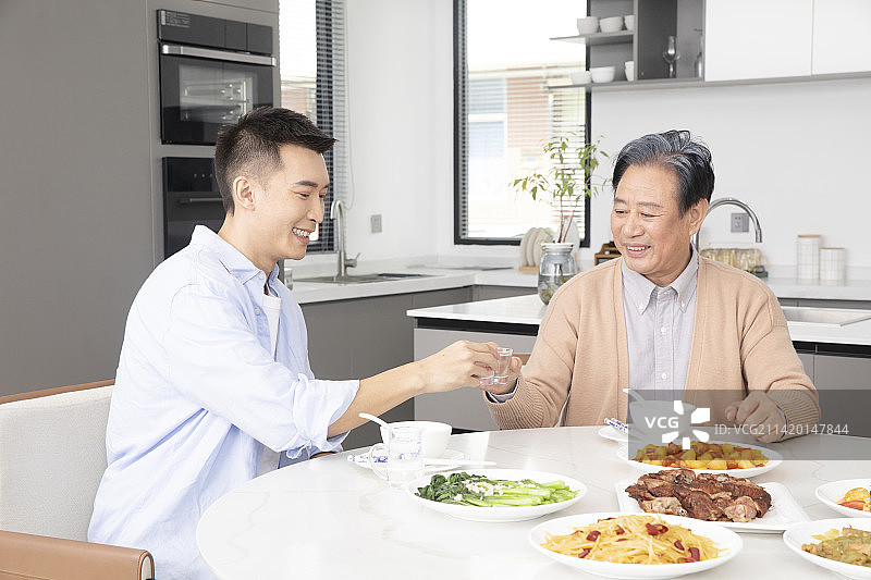 陪父亲喝酒的年轻男人图片素材