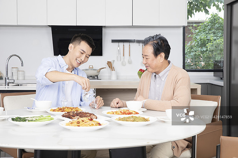 陪父亲喝酒的年轻男人图片素材