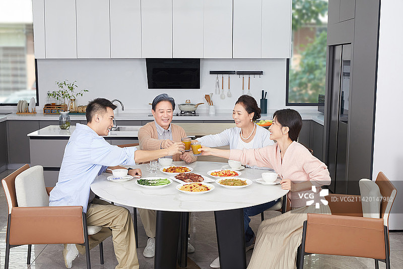 在一起吃饭的一家四口图片素材