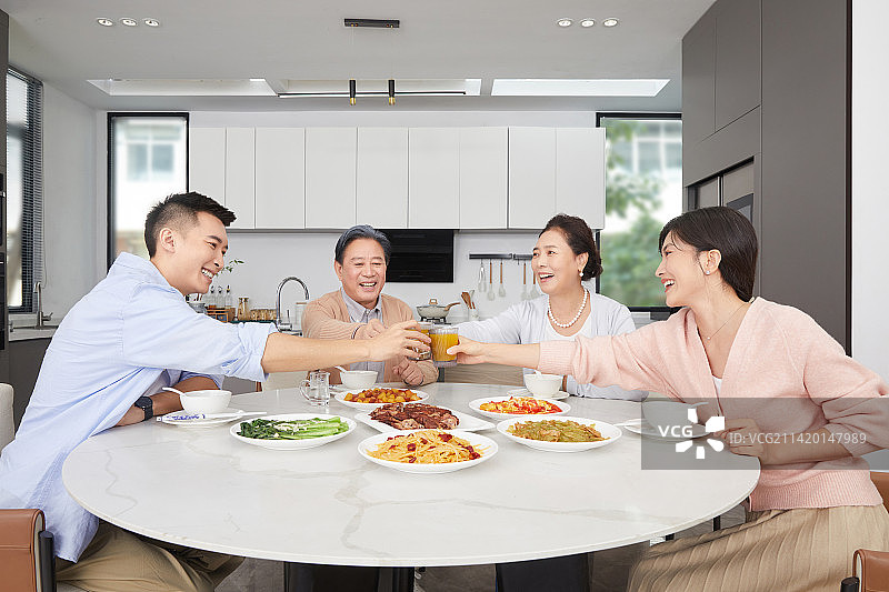 在一起吃饭的一家四口图片素材