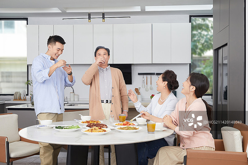 在一起吃饭的一家四口图片素材